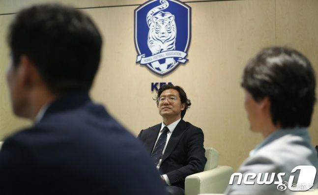 男生和女生在房间里一起生猴子